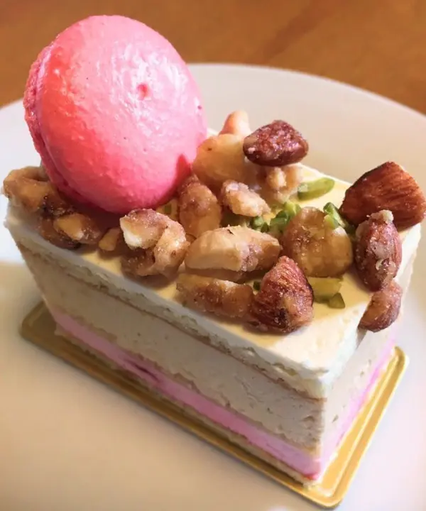 ナッツの乗ったケーキ