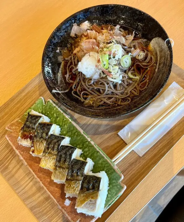 レストランでいただいた越前そばと焼き鯖寿司