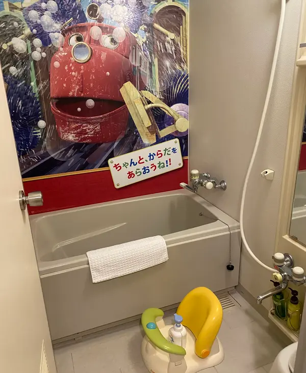 お風呂場の壁には大きなウィルソン！