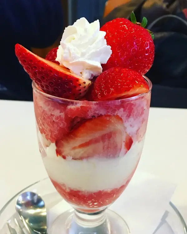 季節のイチゴパフェ