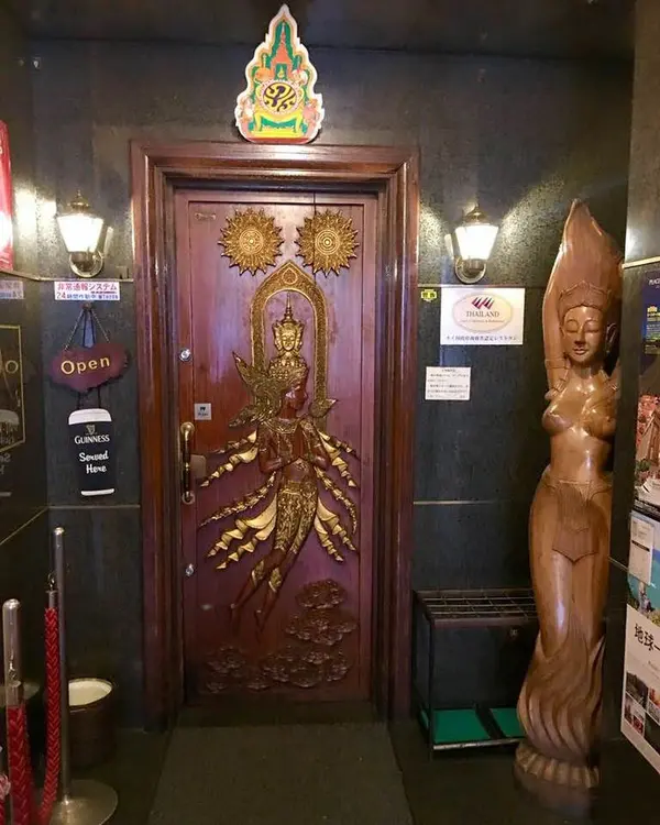入りにくい雰囲気満載のドア！