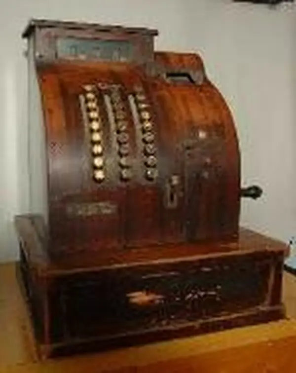 創業当時より使用しているレジもある