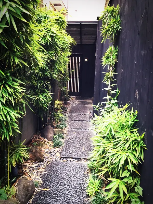 隠れ家のような入り口