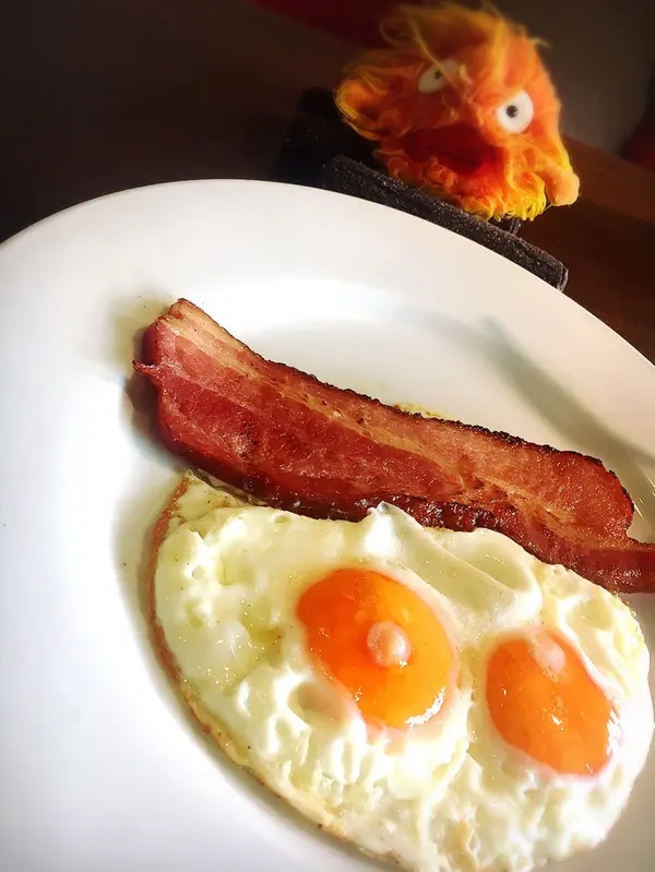 カル◯ファーが焼きてくれたベーコンと目玉焼き🍳