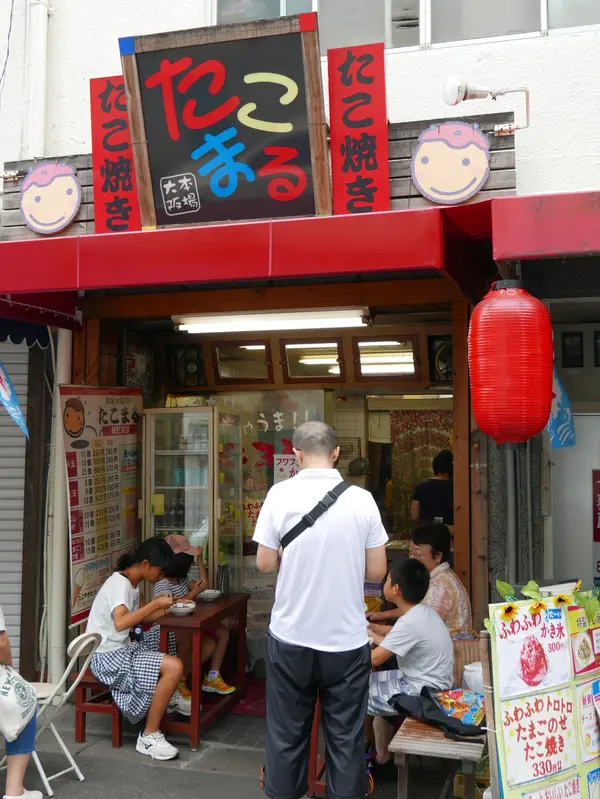 お店の外テーブルで地元の方が食べています