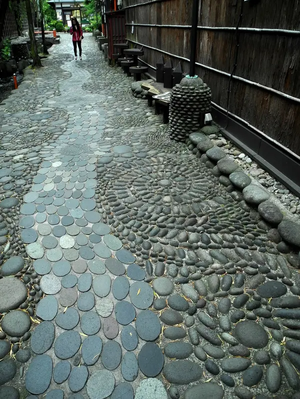 やや作った感がする小径