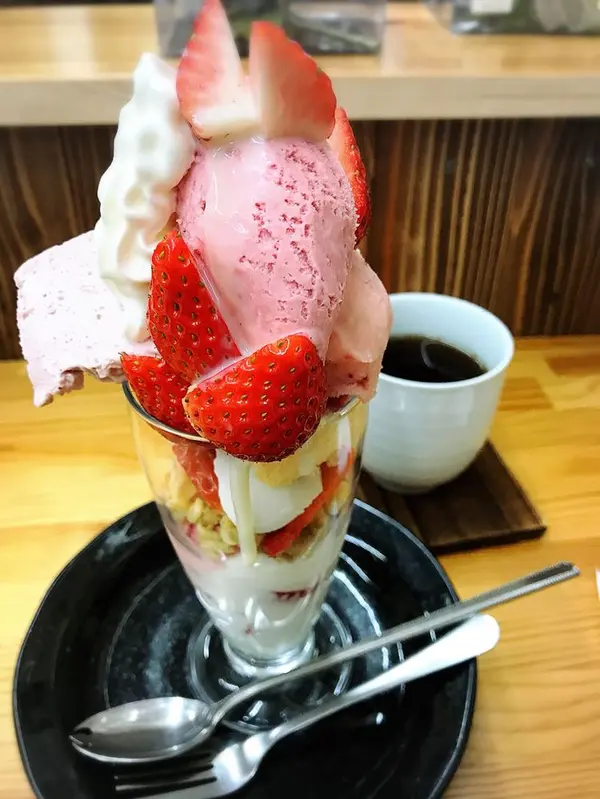 人気の季節のフルーツパフェ