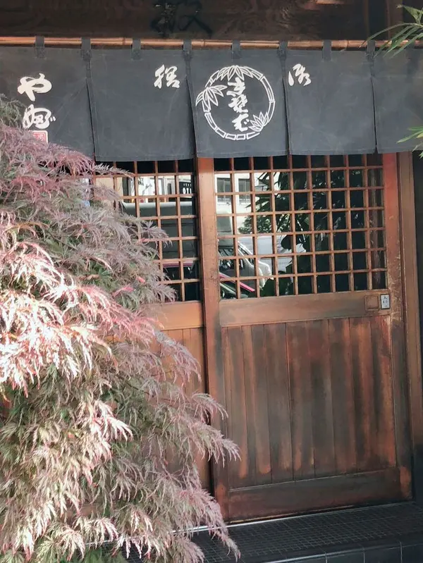 趣のある入口。昔ながらのお蕎麦屋です。