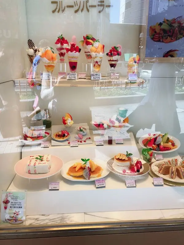 華やかなショーケースのフルーツたち！