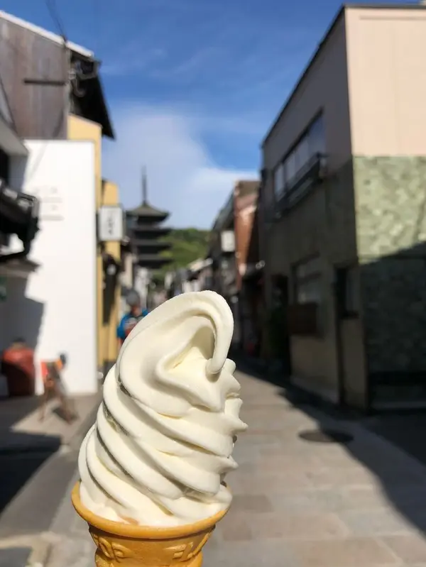 坂を降りて下から三重の塔