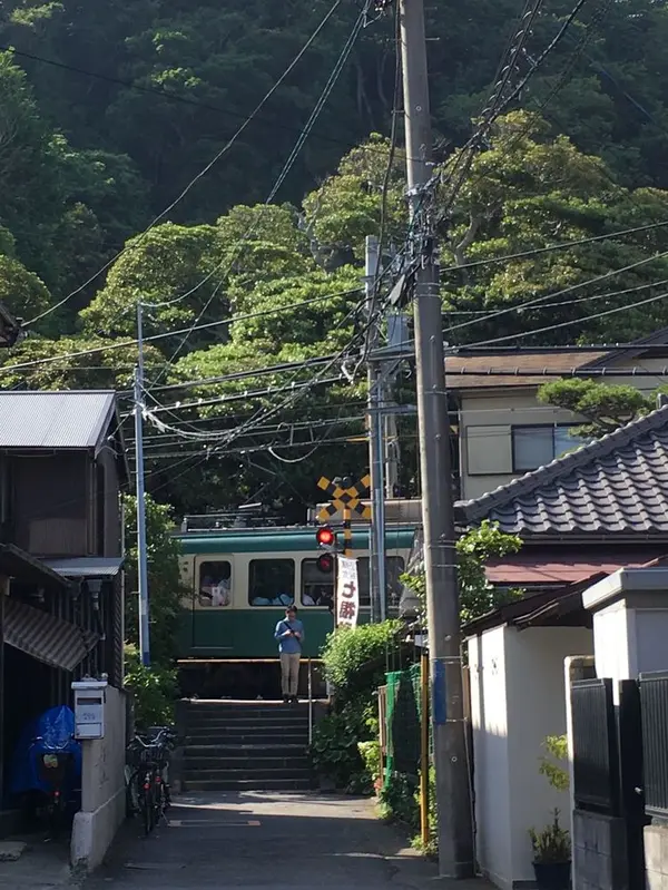江ノ電が横をすり抜ける