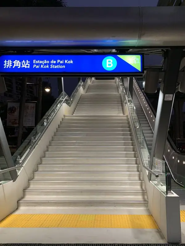 Galaxy Hotel前の駅