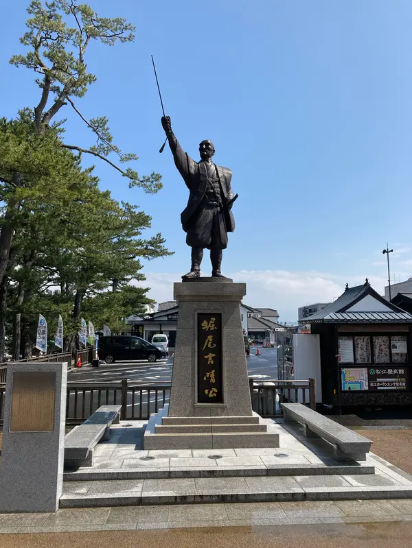 堀尾吉晴公像