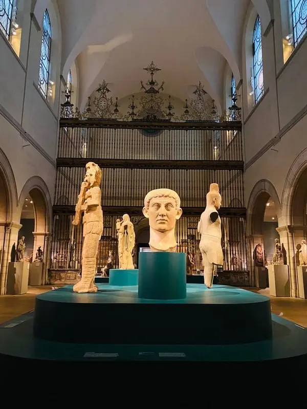 中世彫刻ホール