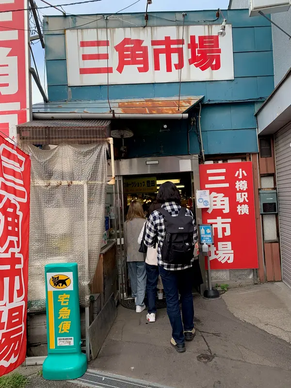 通路は狭い…！
