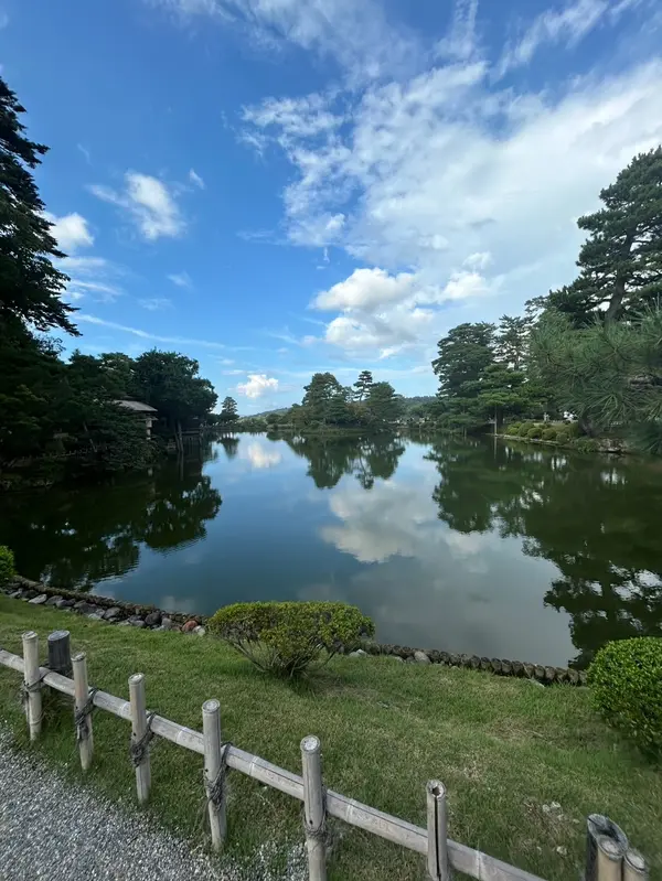 池に雲が映ってキレイ