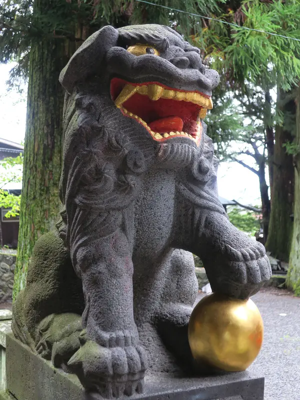 金の装飾が珍しい狛犬