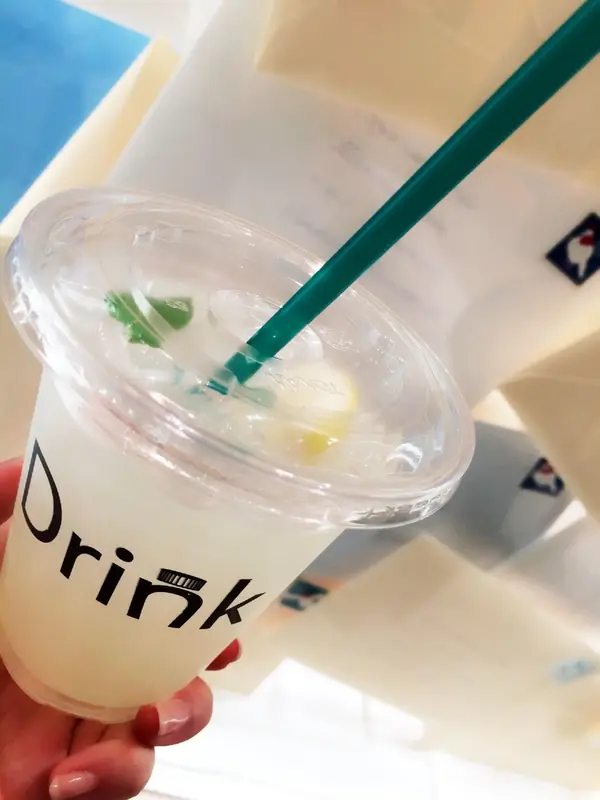 一階にあるカフェスタンドでおしゃれな1杯を