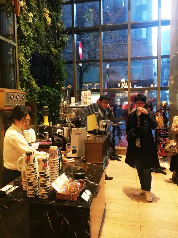 店内には立ち飲みスペースがあります