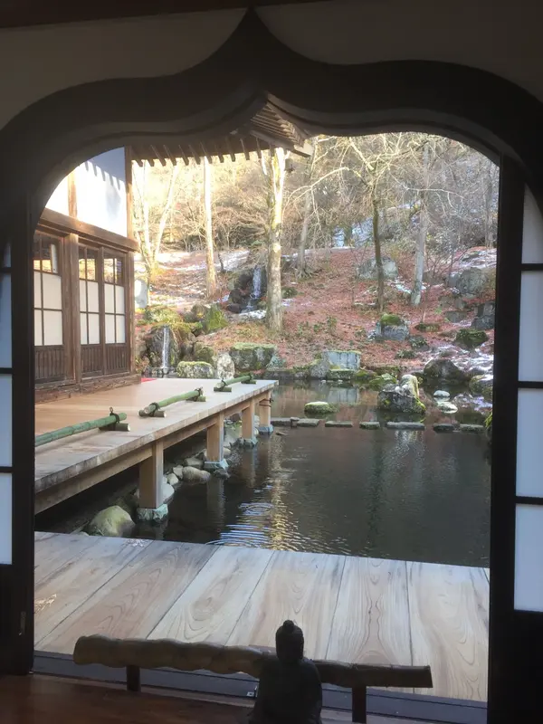 境内から見える裏庭の様子