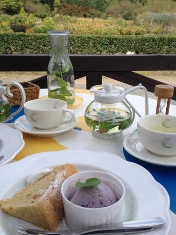 ハーブティーや自家製デザートでほっと一息