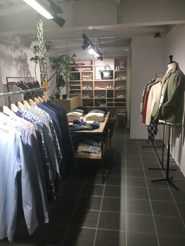 レイアウトがおしゃれな店内