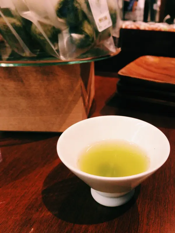 サービスの煎茶。