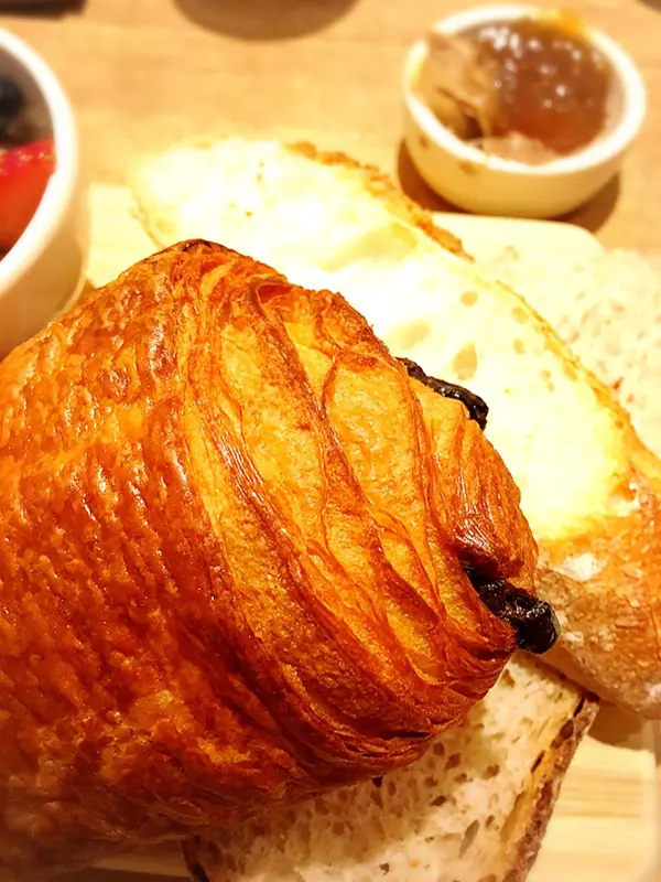 パンにたっぷりジャムを付けていただきます