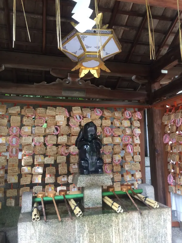 黒御影石でできたうさぎ像