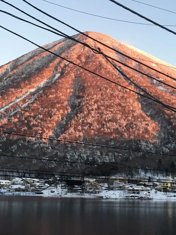 朝の男体山