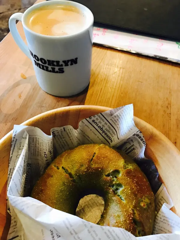 ベーグルと大きなカフェラテ