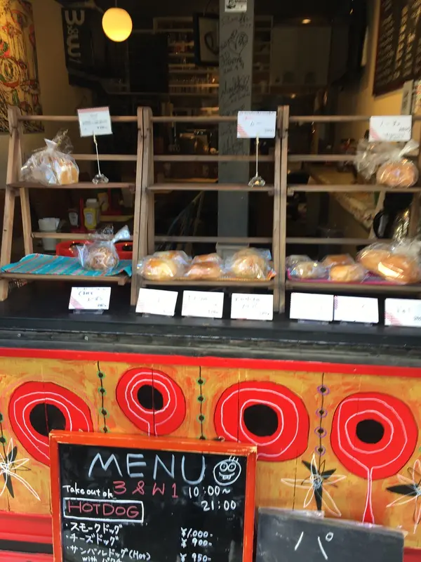 小窓がパン売り場