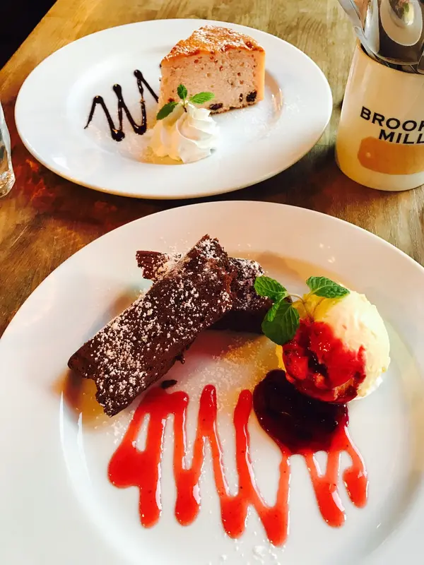 ブラウニーとベリーケーキ