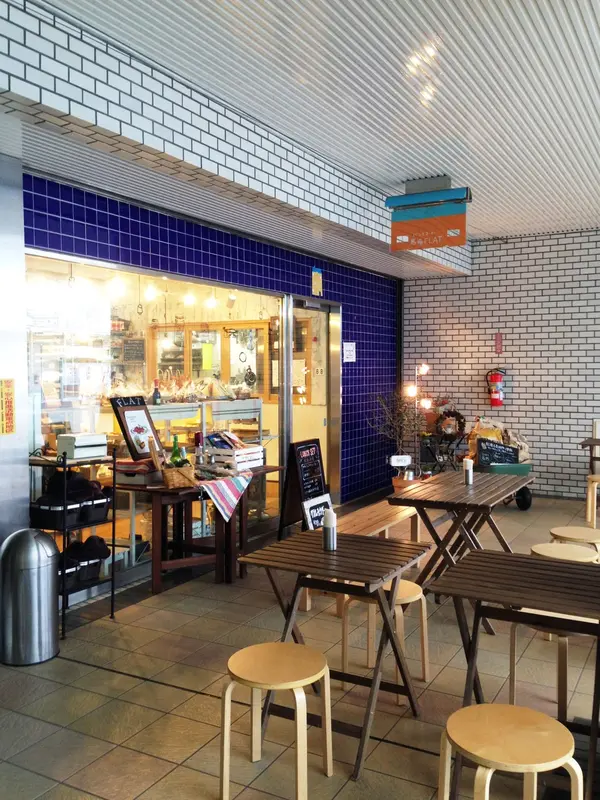 お店の前にテーブルあります。