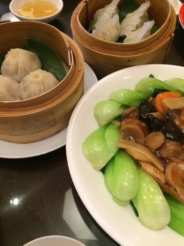 キノコいっぱいの野菜炒めに小籠包、フカヒレ餃子