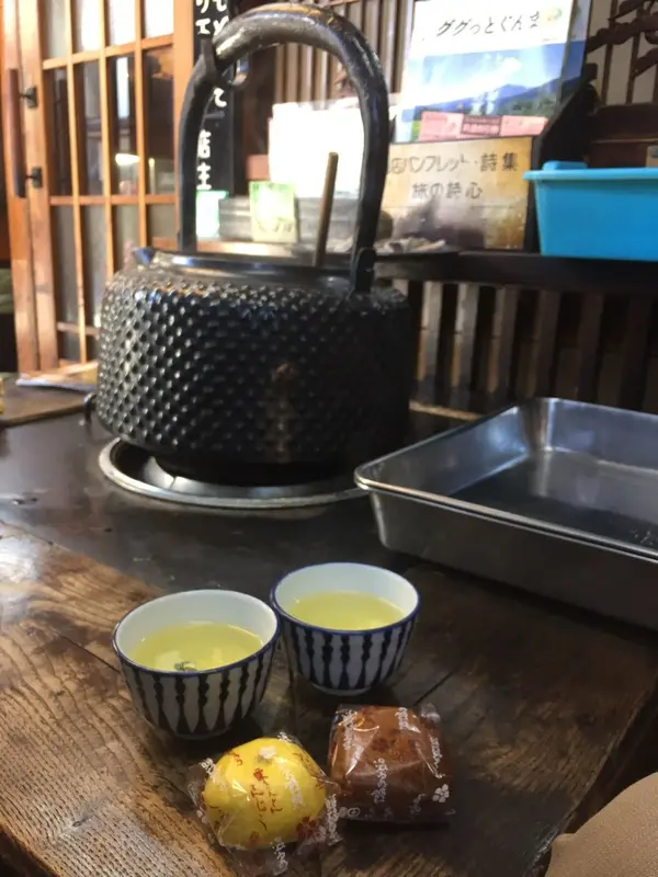 お茶とおまんじゅうでほっこり。