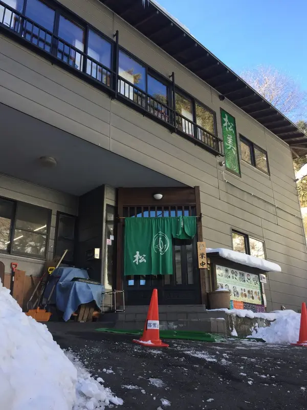坂を登ったとこにあります！