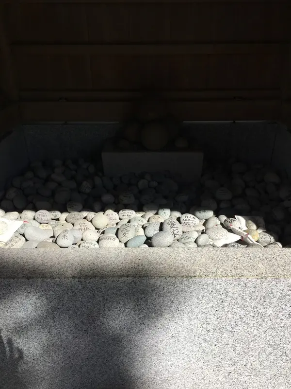 子宝祈願の御守りを買うと、丸い石を貰えます。無事に子供が産まれたら、石に名前を書いてこちらに返納するそうです。こんなにいっぱい♡