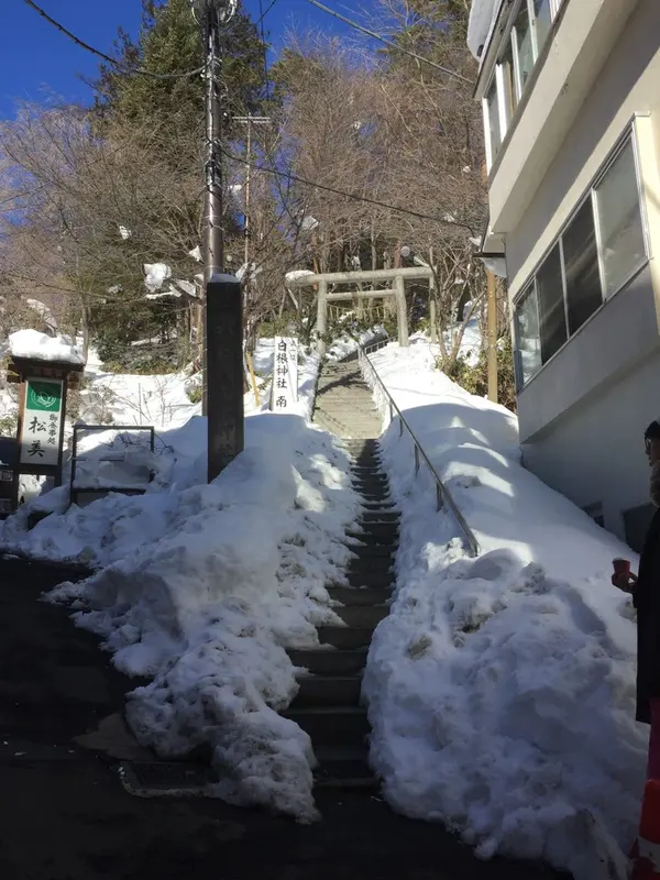 食後は白根神社へ。