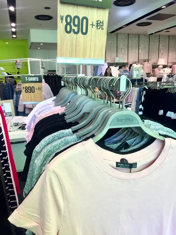 カラーバリエーション豊富な激安Tシャツ！！素材もナチュラルなので肌触りgood♫