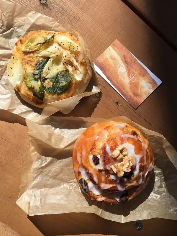 肉味噌ネギパンとシナモンロール