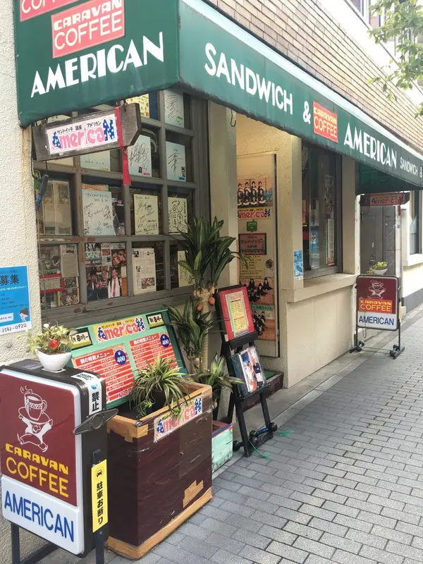 お店の窓には俳優のサインがたくさん！