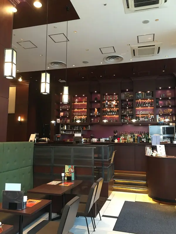 店内は天井が高くてゆったり