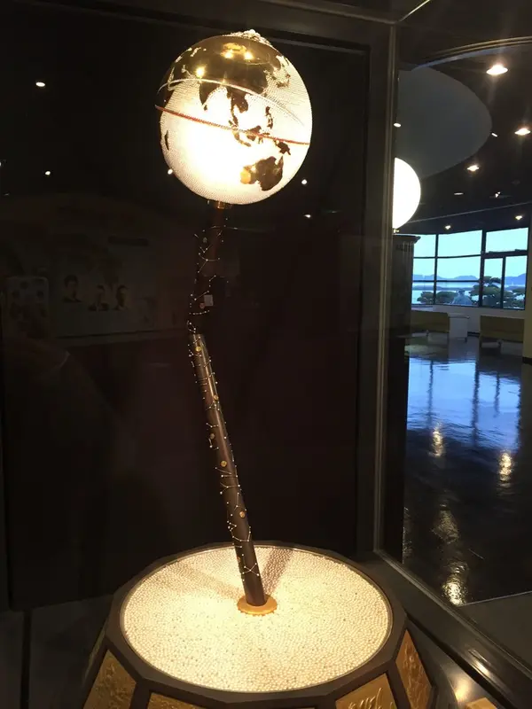 パールで出来た地球儀