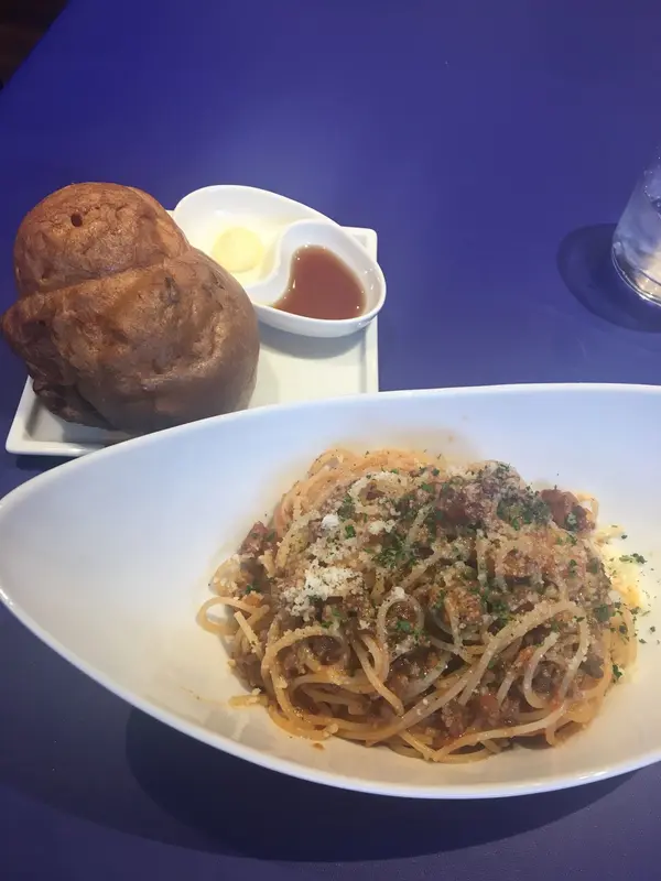 ランチにはパンもついてます。シュー生地？！