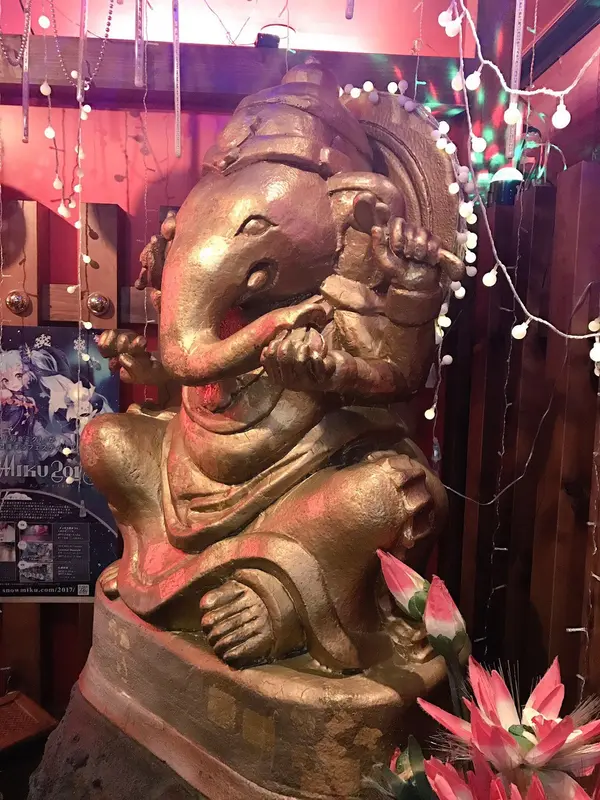 中は赤〜い照明