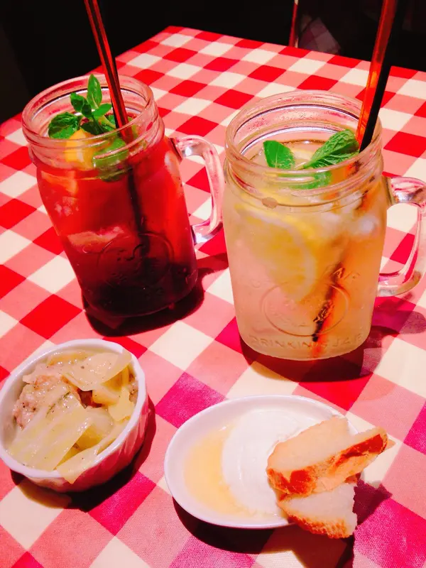 手前のはお通し！奥はサングリア