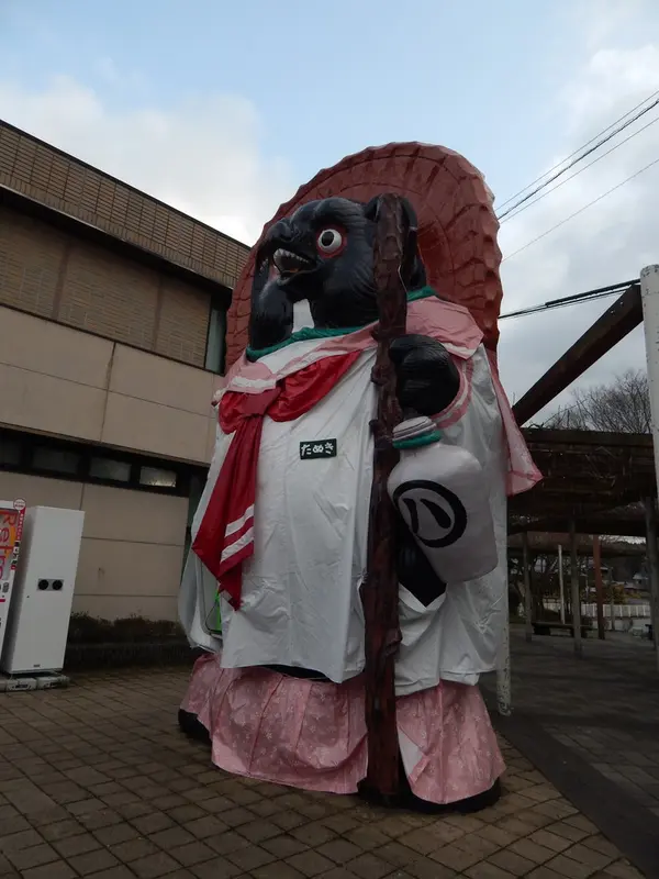 駅前の巨大たぬきの…