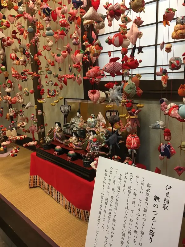 こじんまりした会場内にぎっしりつるし飾りが