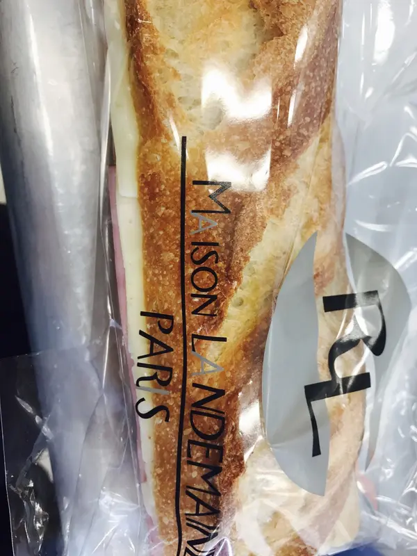 シンプルにチーズとハムのバゲット